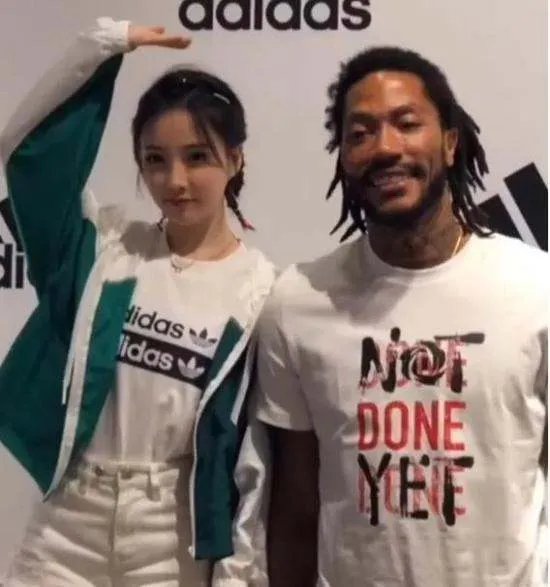 普通人和NBA巨人合影，怎样才能显得不矮？