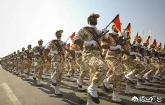 伊朗阅兵遭武装分子持枪突袭，在场几千士兵为何无一开火还击？