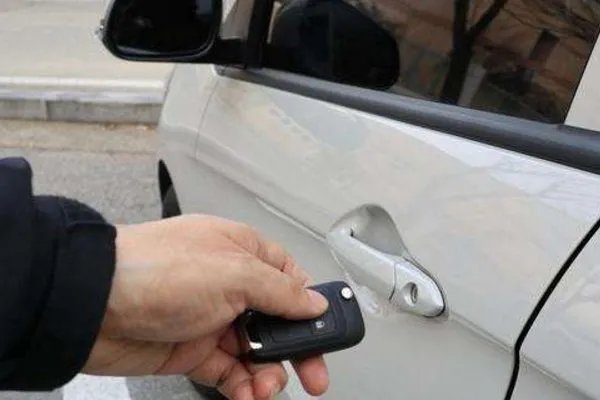 两男孩车内窒息，谁的责任？车主还是家长？