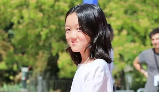 李嫣有兔唇，窦靖童在下巴纹身，姐妹感情怎么如此好？