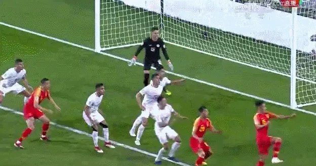 于大宝进球后，为什么菲律宾队员向裁判举手示意？中国队有人手球了吗？