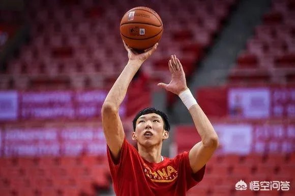 王哲林点赞央视批评自己的微博，而周琦点赞球迷为自己洗白的微博，你怎么看？