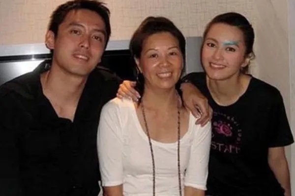 很多人不知道梁咏琪还有个双胞胎的弟弟,他们长得像吗?感情如何?