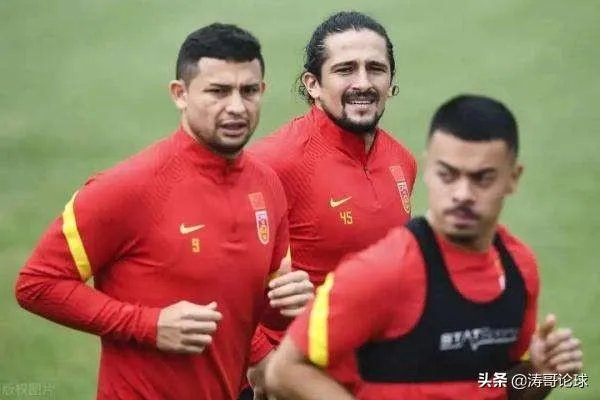 若国足打入2022年世预赛十二强赛的话，是不断前进好，还是锻炼新人，为未来做准备好呢？