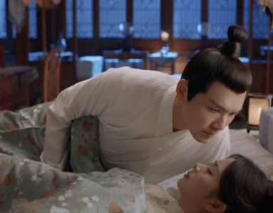 谭松韵走机场被粉丝送面粉,求给钟汉良“体面”,究竟是怎么回事?