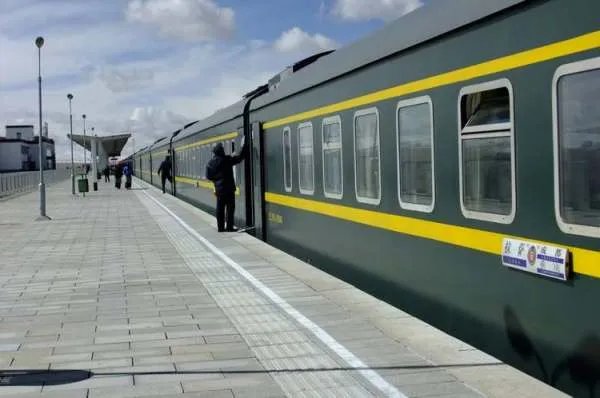 网上订火车票余票显示是“有”的时候，票数是大于多少张呢