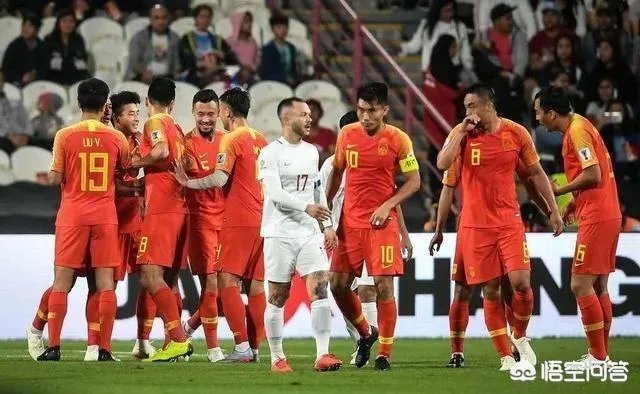 于大宝进球后，为什么菲律宾队员向裁判举手示意？中国队有人手球了吗？