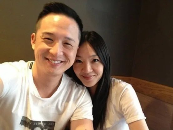 阿丹和王晓萍什么关系？ 盘点其十指紧扣逛街晒恩爱