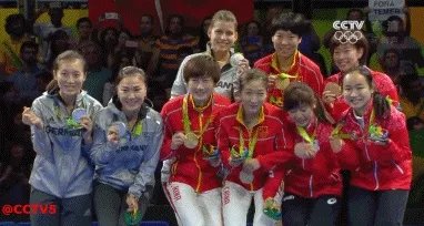 日本公开赛后刘诗雯发博晒福原爱送的礼物。怎样评价这一对跨国姐妹花之间的迥异人生？