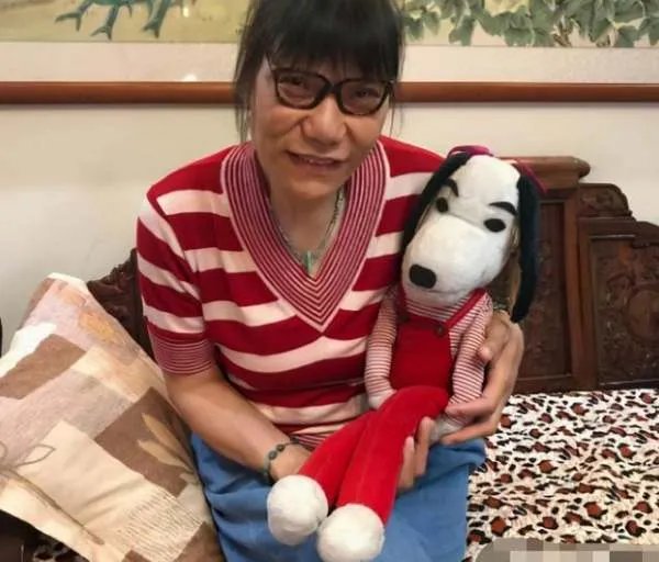 53岁女篮巨人郑海霞近况：双腿变形无子女陪伴，为何丈夫去向成谜？