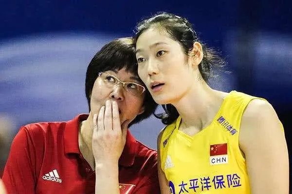 朱婷荣归故里，回河南老家排队吃食堂并主动刷碗，她为什么这么做？