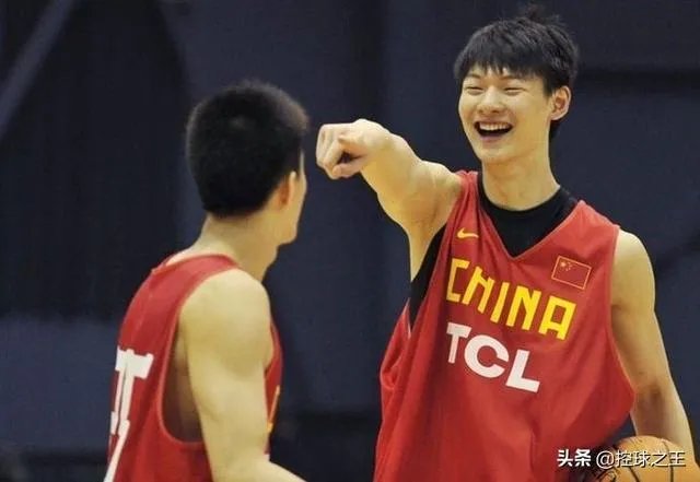 王哲林点赞央视批评自己的微博，而周琦点赞球迷为自己洗白的微博，你怎么看？