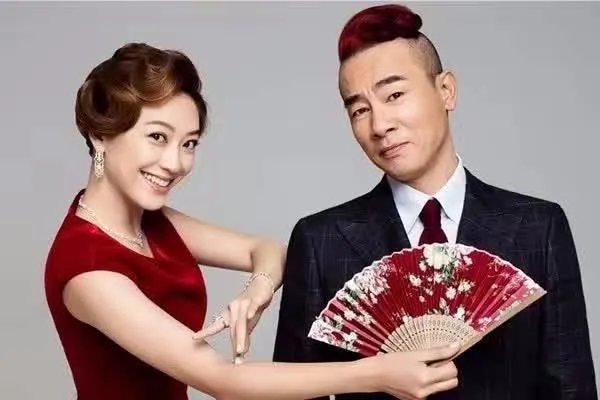 应彩儿出席陈小春演唱会，大秀恩爱，有没有被甜到？