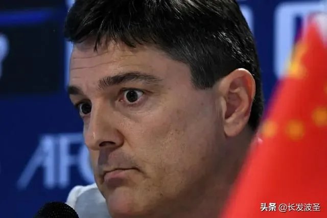 若国足打入2022年世预赛十二强赛的话，是不断前进好，还是锻炼新人，为未来做准备好呢？