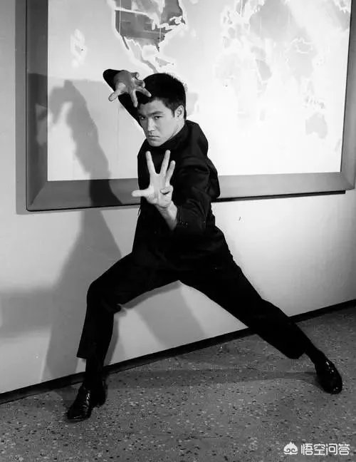 李小龙在电影中决斗时双腿不断跳动，在实战中真的有用吗？有什么科学依据？