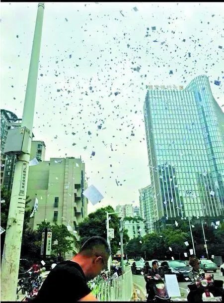 男子闹市撒宣传单被罚是怎么回事？