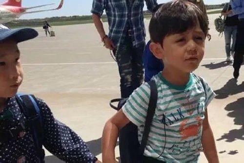 刘烨儿子图片曝光 诺一荧幕初吻献夏克立女儿