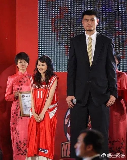 你觉得NBA球星和姚明一起合影会是什么效果？