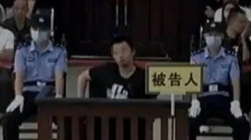 谭松韵和肇事者是小学同学，被告人对此有何表示？