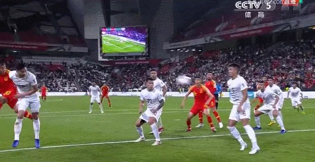 于大宝进球后，为什么菲律宾队员向裁判举手示意？中国队有人手球了吗？