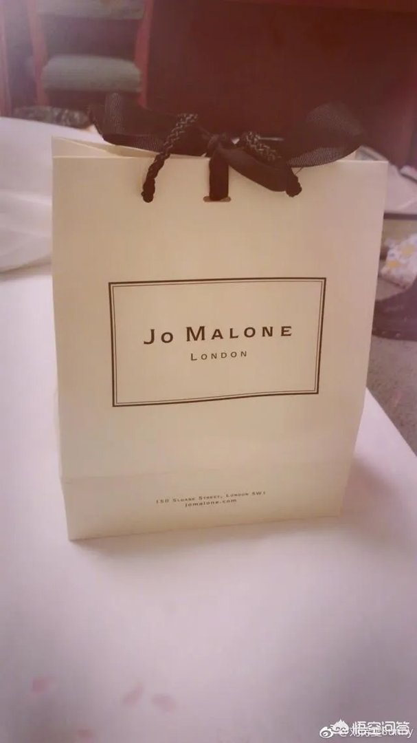 日本公开赛后刘诗雯发博晒福原爱送的礼物。怎样评价这一对跨国姐妹花之间的迥异人生？