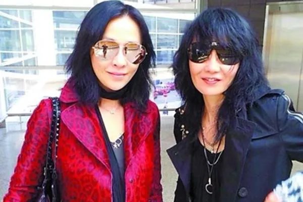 张曼玉和刘嘉玲，为何会为了梁朝伟明争暗斗20年？