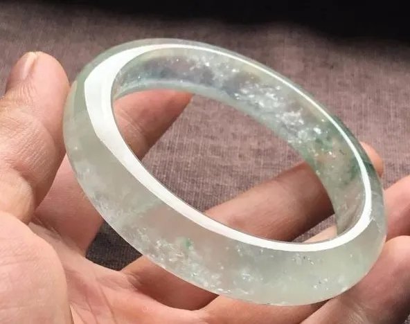 顾客在洗浴中心滑倒了，手上玉镯摔碎了，大家觉得应该赔偿吗？