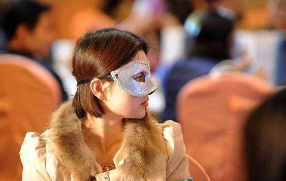 广东35岁女子每月收租5万多，相亲15年没成功，这是什么原因造成的？