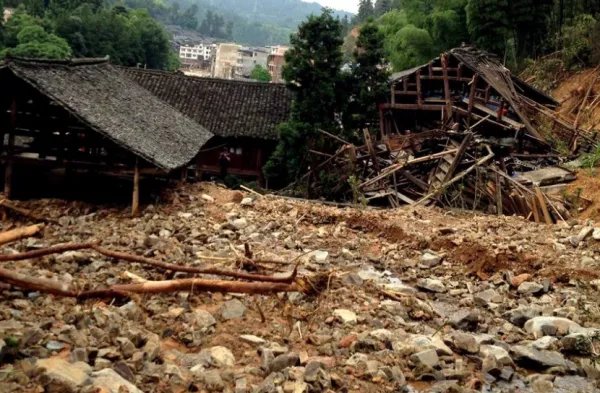 285名驴友突遇山洪，山区很有可能发生，山洪、滑坡、泥石流灾害，山洪来了怎么办？