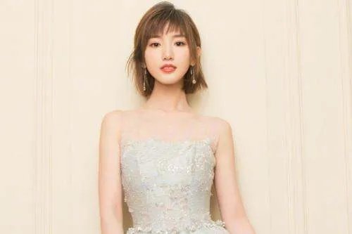 毛晓彤一袭露背鱼尾裙，为何能惊艳红毯？