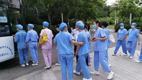 今广东省中医院大学城医院集结52人医疗队驰援广州南沙区助力疫情精准防控