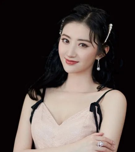 张艺谋成龙对她爱不释手，被传金主包养的景甜，到底真相如何？