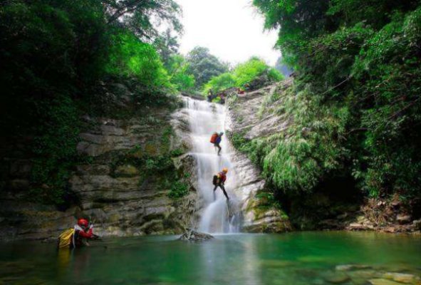 贵州瀑降被困两驴友均确认遇难，他们为何要做此危险举动？