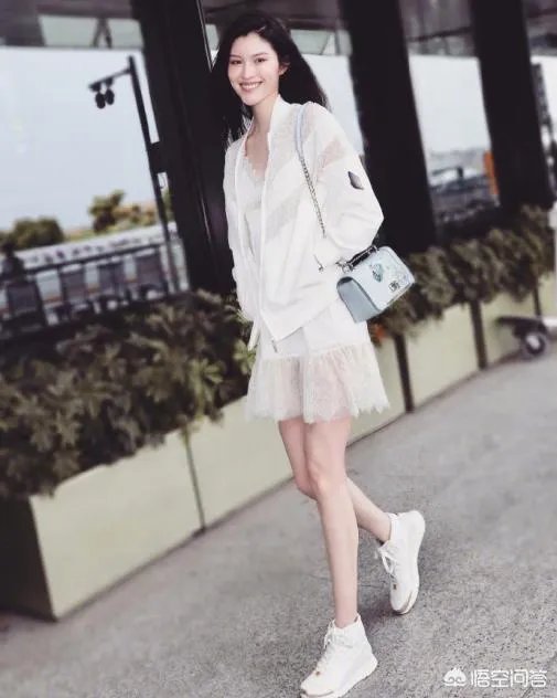 何穗红毯造型的突变，是受了奚梦瑶的影响吗？