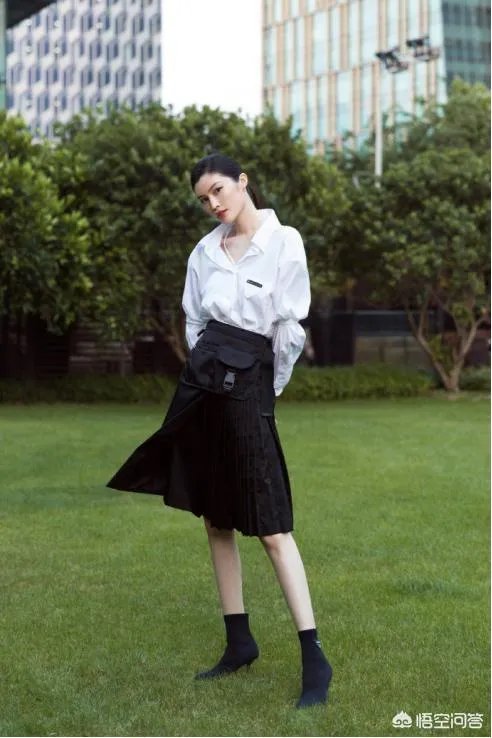 何穗红毯造型的突变，是受了奚梦瑶的影响吗？