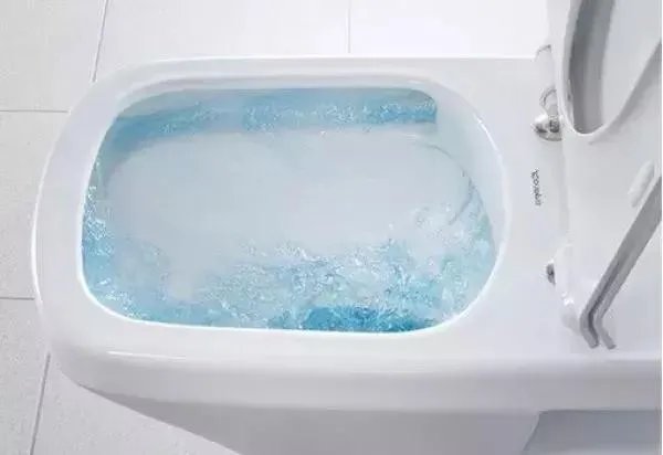 ＃吐槽＃去朋友家上厕所，马桶漏水也太尴尬了吧