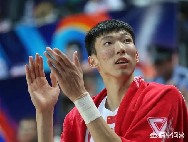 王哲林点赞央视批评自己的微博，而周琦点赞球迷为自己洗白的微博，你怎么看？