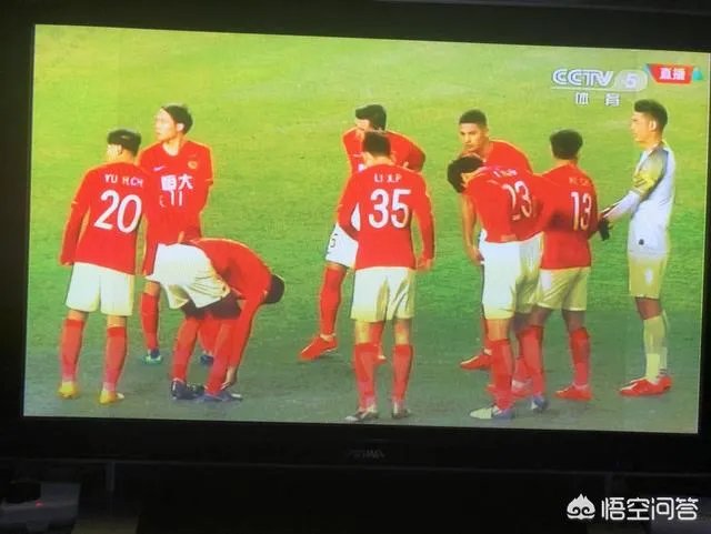 恒大和国安第2轮在亚冠赛场均遭争议判罚,李毅称:亚冠是不是该考虑启用VAR,你怎么看?