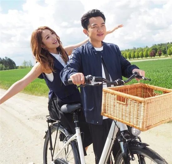 李亚男近期与谁甜蜜合照？