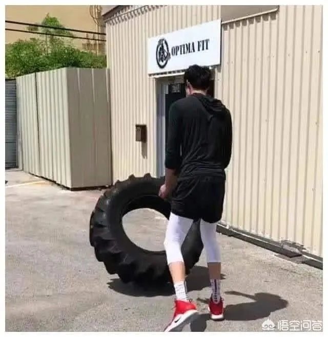 王哲林点赞央视批评自己的微博，而周琦点赞球迷为自己洗白的微博，你怎么看？