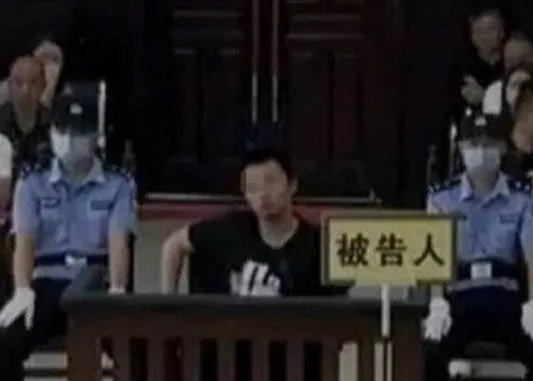 谭松韵和肇事者是小学同学，被告人对此有何表示？