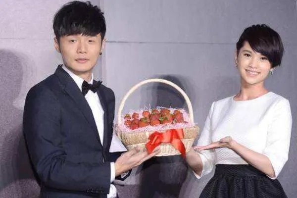 近日，杨丞琳晒李荣浩与柴犬对比图邀网友细品，李荣浩对此有何回应？