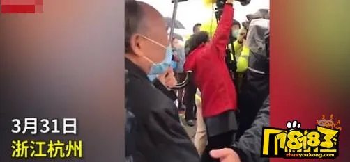 李兰娟返杭丈夫郑树森院士接机 穿越人海紧紧牵住她的手