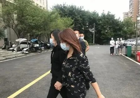 谭松韵和肇事者是小学同学，被告人对此有何表示？