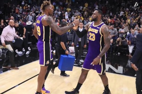 霍华德当时是联盟第一中锋！湖人送出了哪些球员才得到他？