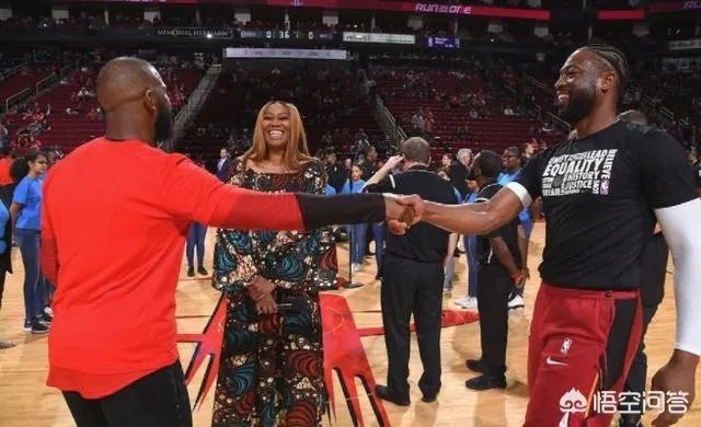 保罗与韦德交换球衣，保罗不小心拿反了，韦德将其纠正，你怎么看这对兄弟？