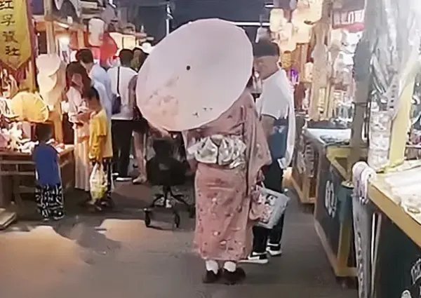 南京夫子庙女子穿和服怎么看