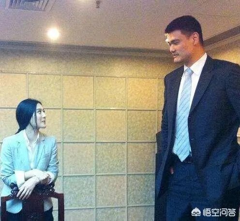 你觉得NBA球星和姚明一起合影会是什么效果？
