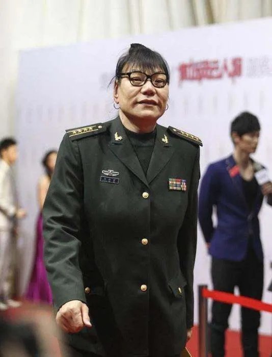 53岁女篮巨人郑海霞近况：双腿变形无子女陪伴，为何丈夫去向成谜？