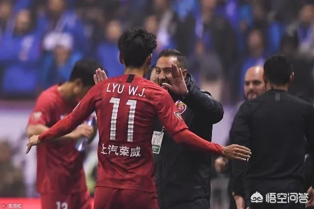 上海上港4-0击败绿地申花，这样的大比分结束，申花球迷你作何感想？